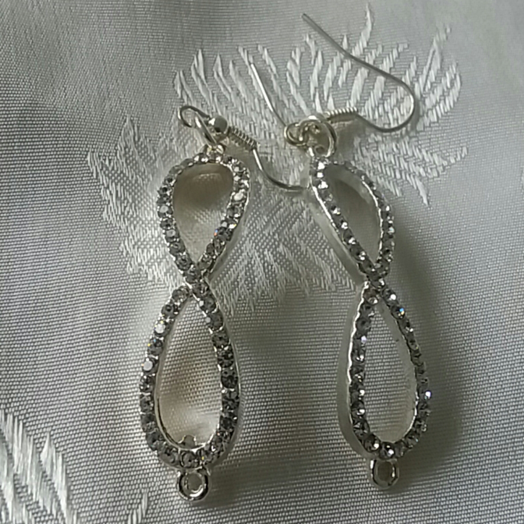 Light Weight Infinity Earrings New